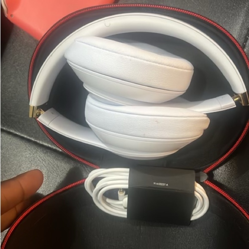 Studio Beats by Dre3 ;white in color; no defects scratches;merchandise like new.